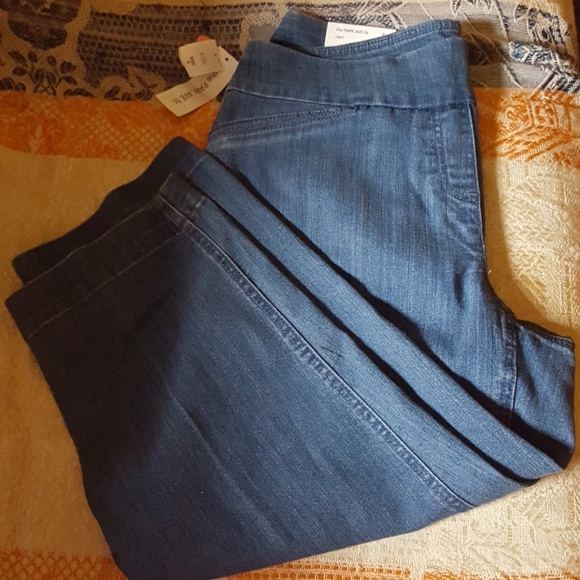 NWT Stretch Capri - Picture 2 of 3